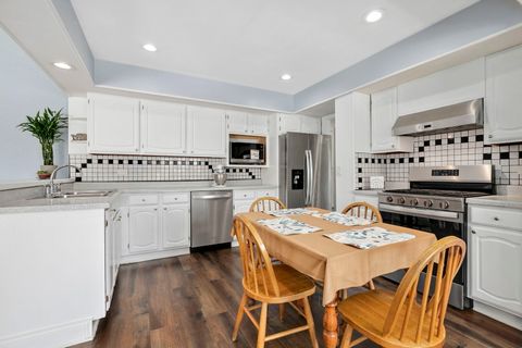 Tiny photo for 2004 E Parkview Circle, Hoffman Estates, IL 60169 (MLS # 12593542)