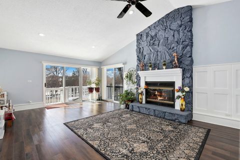 Tiny photo for 2004 E Parkview Circle, Hoffman Estates, IL 60169 (MLS # 12593542)