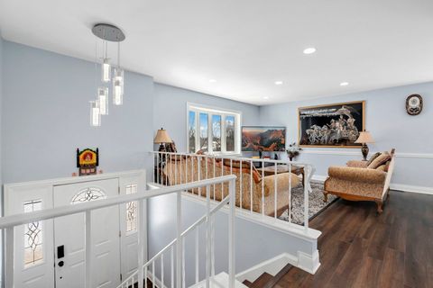 Tiny photo for 2004 E Parkview Circle, Hoffman Estates, IL 60169 (MLS # 12593542)