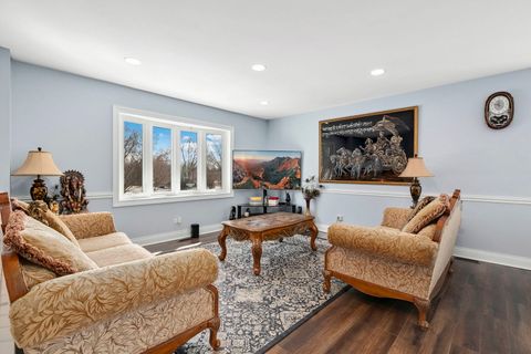 Tiny photo for 2004 E Parkview Circle, Hoffman Estates, IL 60169 (MLS # 12593542)