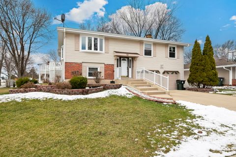 Tiny photo for 2004 E Parkview Circle, Hoffman Estates, IL 60169 (MLS # 12593542)