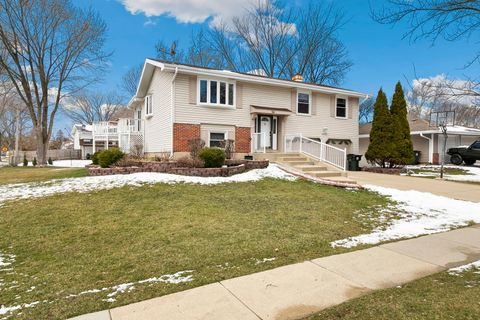 Tiny photo for 2004 E Parkview Circle, Hoffman Estates, IL 60169 (MLS # 12593542)