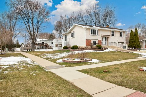Tiny photo for 2004 E Parkview Circle, Hoffman Estates, IL 60169 (MLS # 12593542)