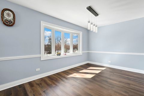 Tiny photo for 2004 E Parkview Circle, Hoffman Estates, IL 60169 (MLS # 12593542)