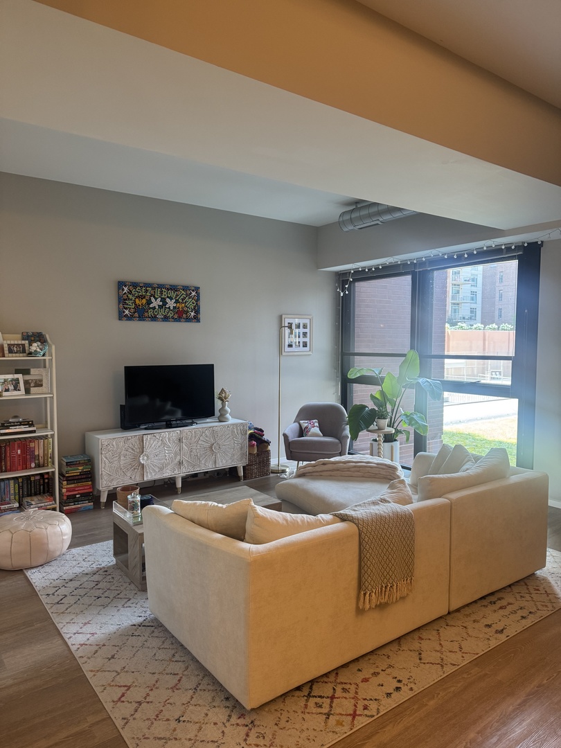 211 W Scott Street 401