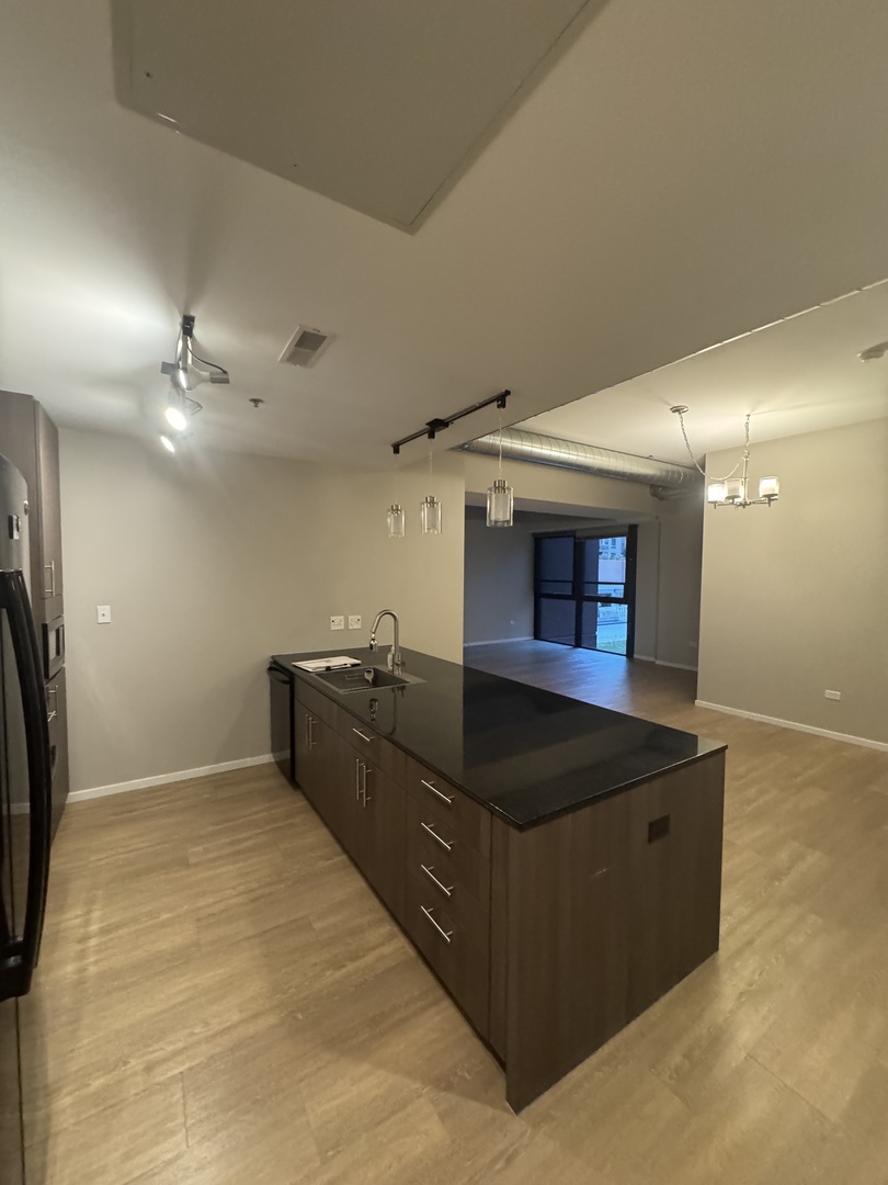 211 W Scott Street 401