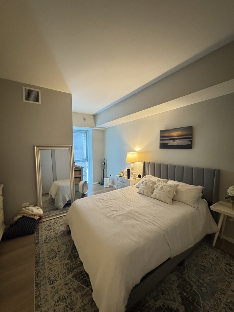 211 W Scott Street 401