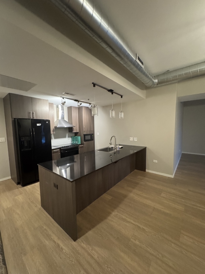 211 W Scott Street 401