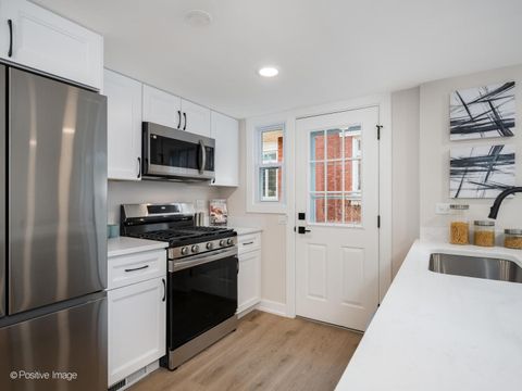 Tiny photo for 1414 W Sherwin Avenue #B, Chicago, IL 60626 (MLS # 12581051)