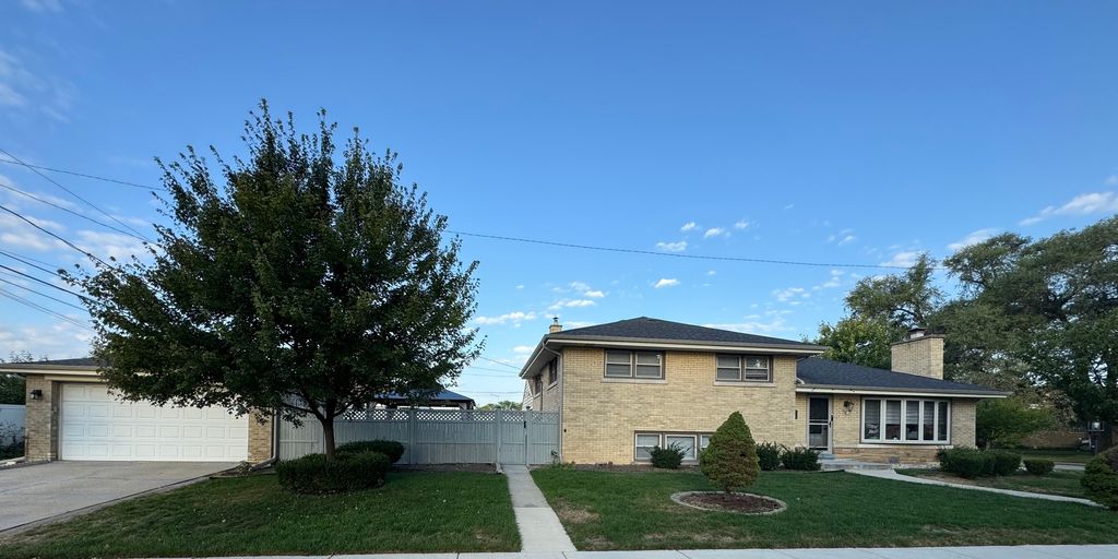 Photo for 5501 Mulford Street, Skokie, IL 60077 (MLS # 12502504)