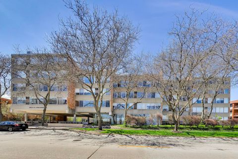 Photo of 2024 Saint Johns Avenue #301, Highland Park, IL 60035 (MLS # 12623041)