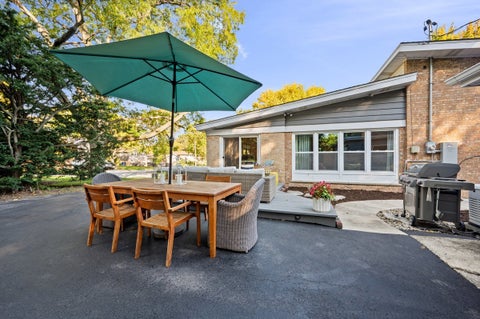 Tiny photo for 305 Wilshire Drive W, Wilmette, IL 60091 (MLS # 12787235)