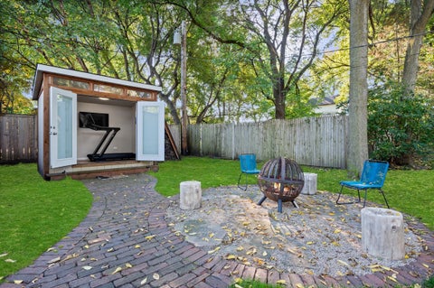 Tiny photo for 305 Wilshire Drive W, Wilmette, IL 60091 (MLS # 12787235)