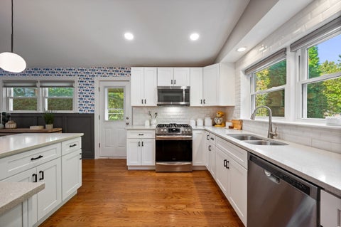 Tiny photo for 305 Wilshire Drive W, Wilmette, IL 60091 (MLS # 12787235)