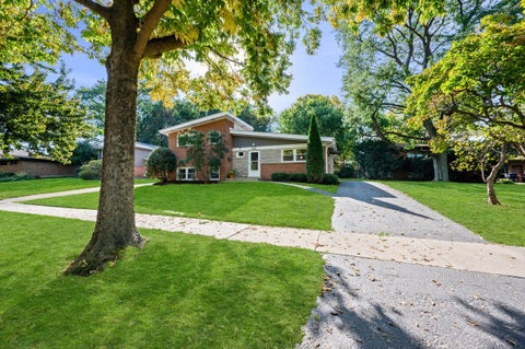 Tiny photo for 305 Wilshire Drive W, Wilmette, IL 60091 (MLS # 12787235)