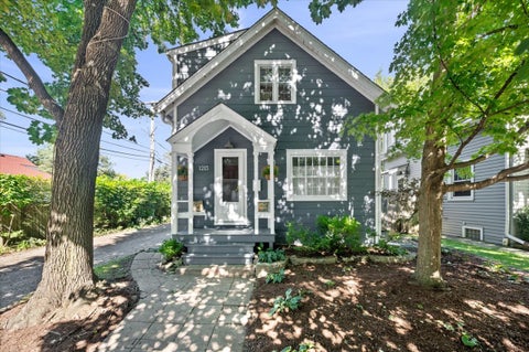 Photo of 1213 Oakton Street, Evanston, IL 60202 (MLS # 12772616)