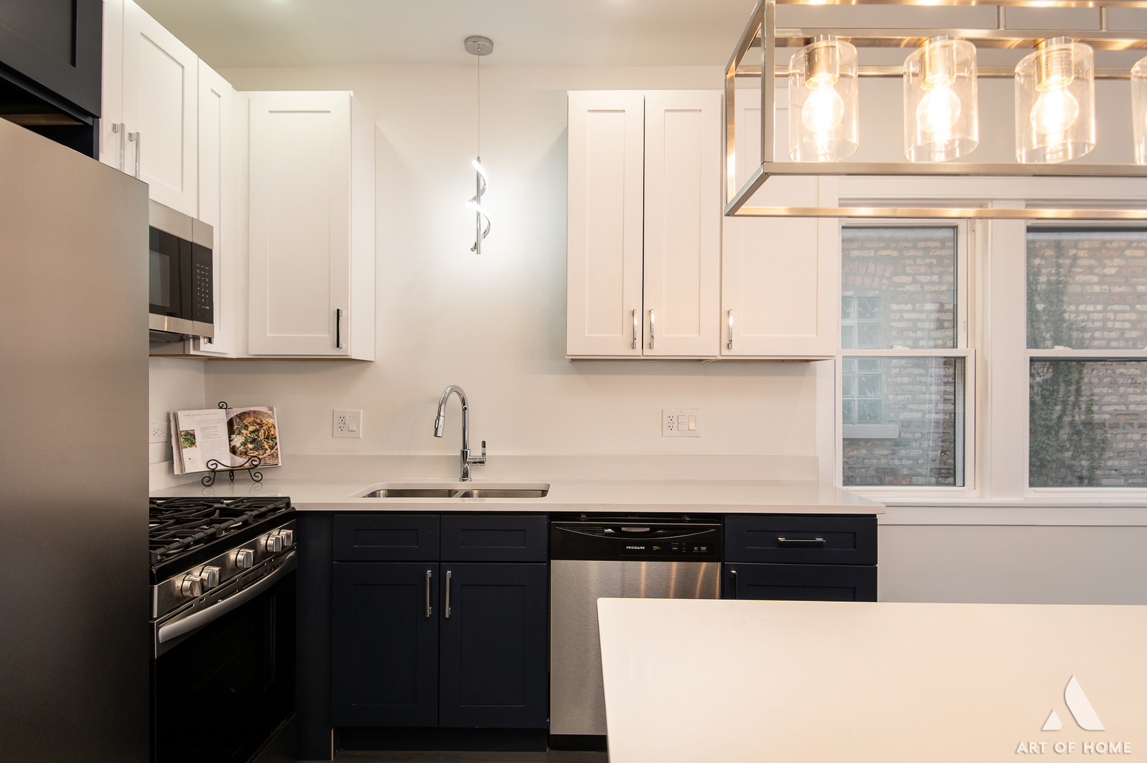 Berwyn, Illinois 60402, United States, 5 Bedrooms Bedrooms, ,3 BathroomsBathrooms,Residential,Active,241148