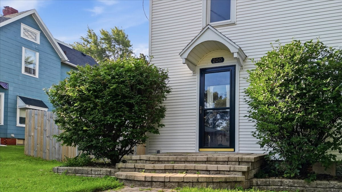 200 E North Street