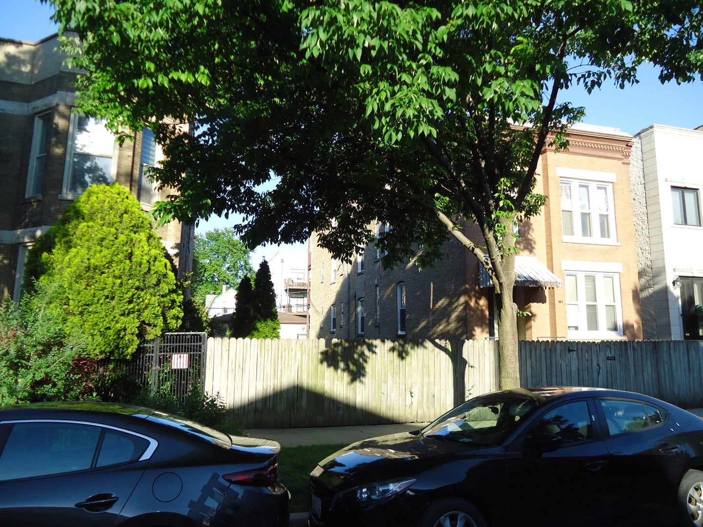 821-23 N Fairfield Avenue