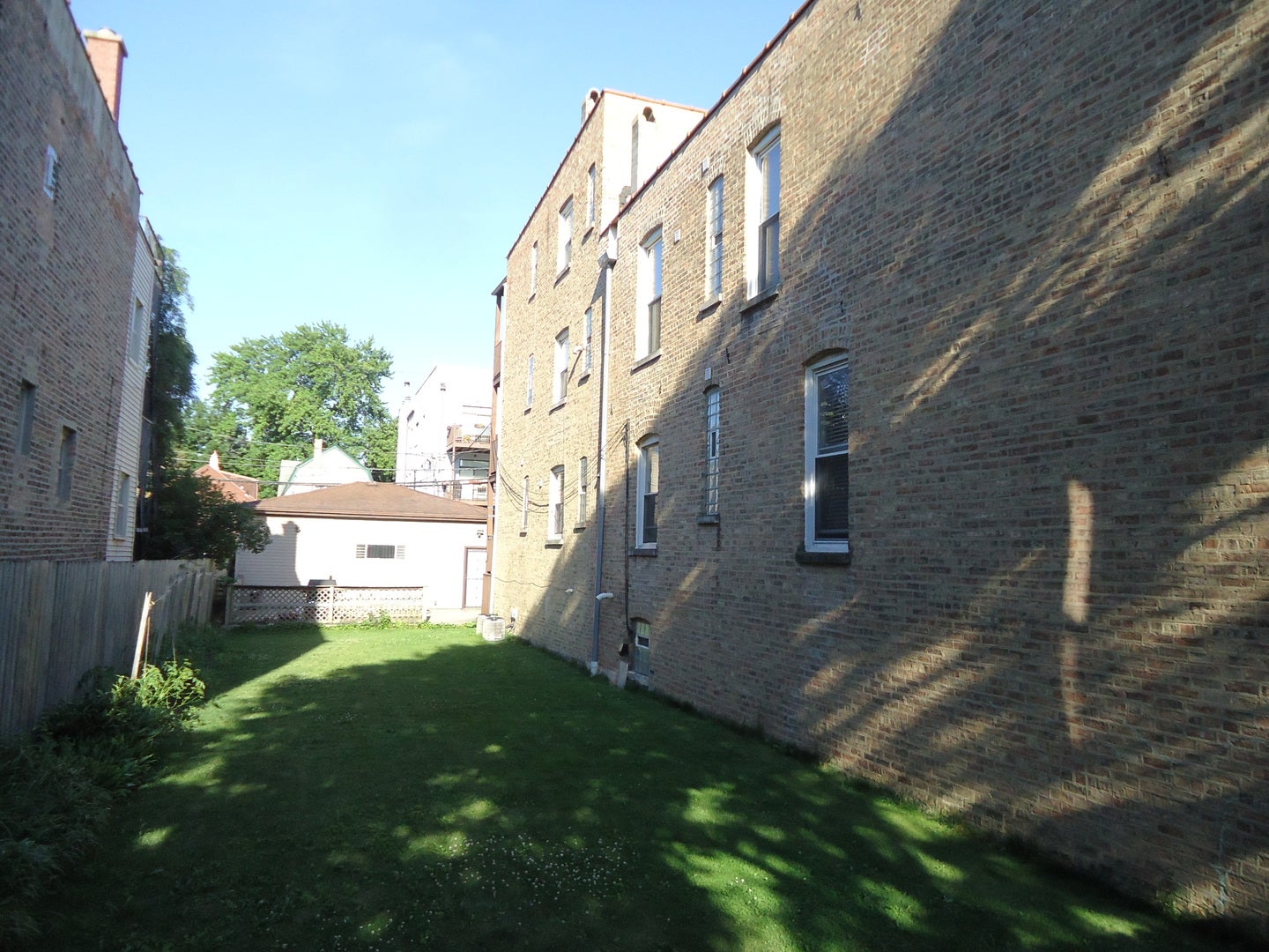 821-23 N Fairfield Avenue