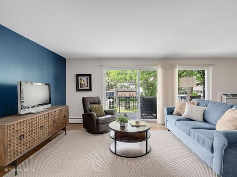 Tiny photo for 925 8TH Avenue #4, La Grange, IL 60525 (MLS # 12661963)