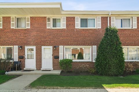 Photo of 1058 N Boxwood Drive #A, Mount Prospect, IL 60056 (MLS # 12625923)