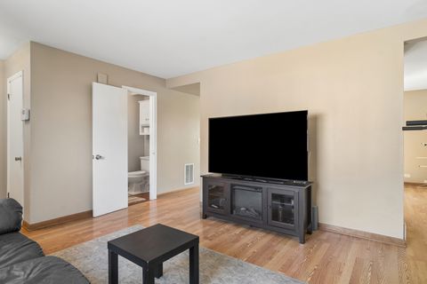 Tiny photo for 1058 N Boxwood Drive #A, Mount Prospect, IL 60056 (MLS # 12625923)