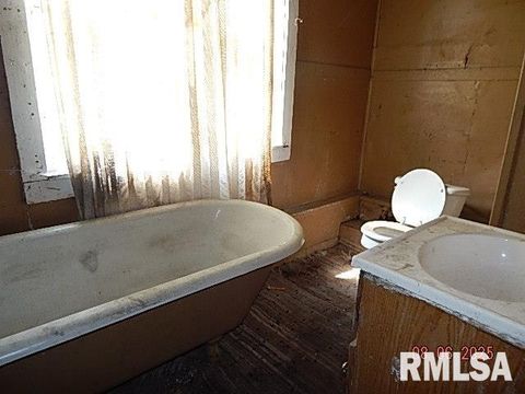 Tiny photo for 1504 CHRISTIE Street, Davenport, IA 52803 (MLS # QC4266153)