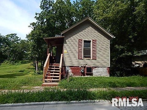 Photo of 1504 CHRISTIE Street, Davenport, IA 52803 (MLS # QC4266153)