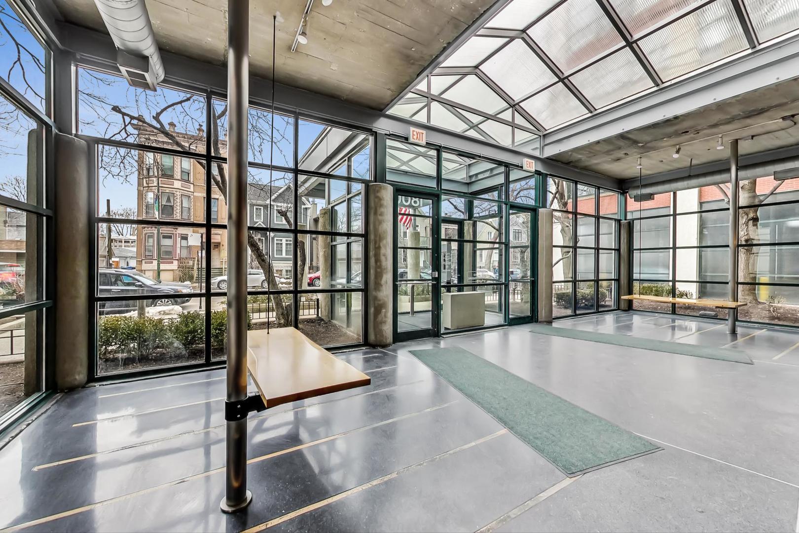 1800 W Roscoe Street 231