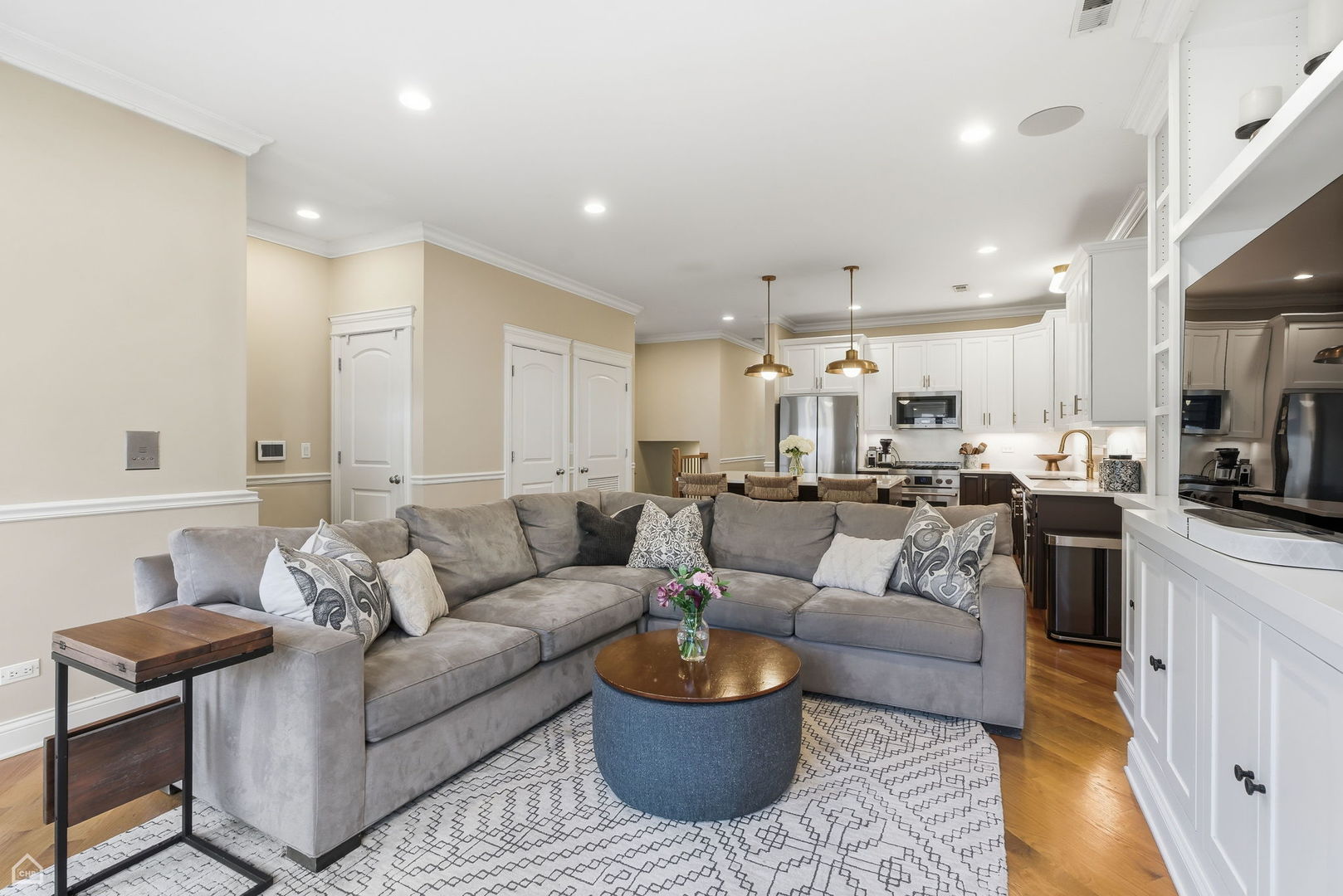 3325 N SEMINARY Avenue 1N