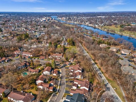 Tiny photo for 15 White Oak Circle, St. Charles, IL 60174 (MLS # 12592753)