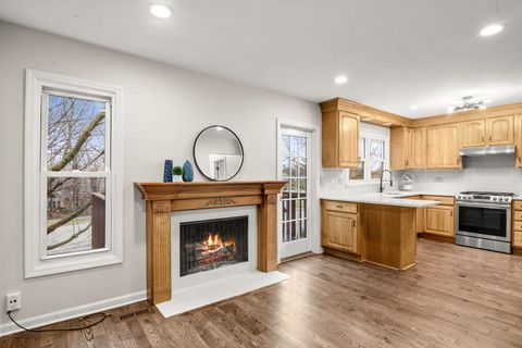 Tiny photo for 15 White Oak Circle, St. Charles, IL 60174 (MLS # 12592753)