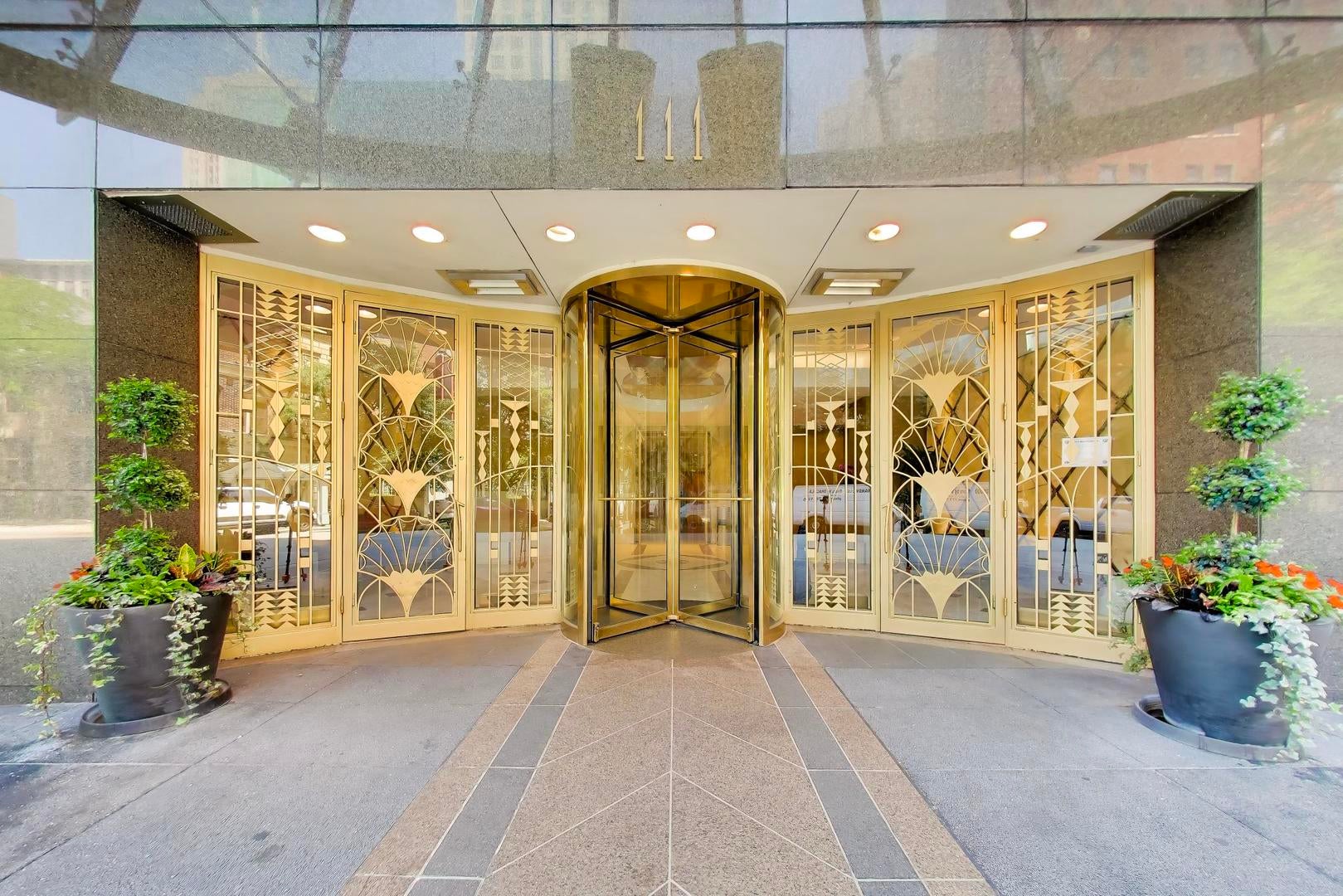 111 E Chestnut Street 35J