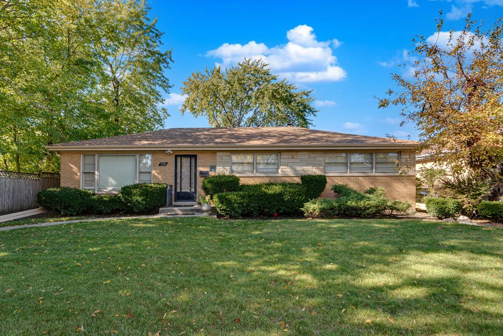 Photo for 7330 N Kilbourn Avenue, Lincolnwood, IL 60712 (MLS # 12500189)