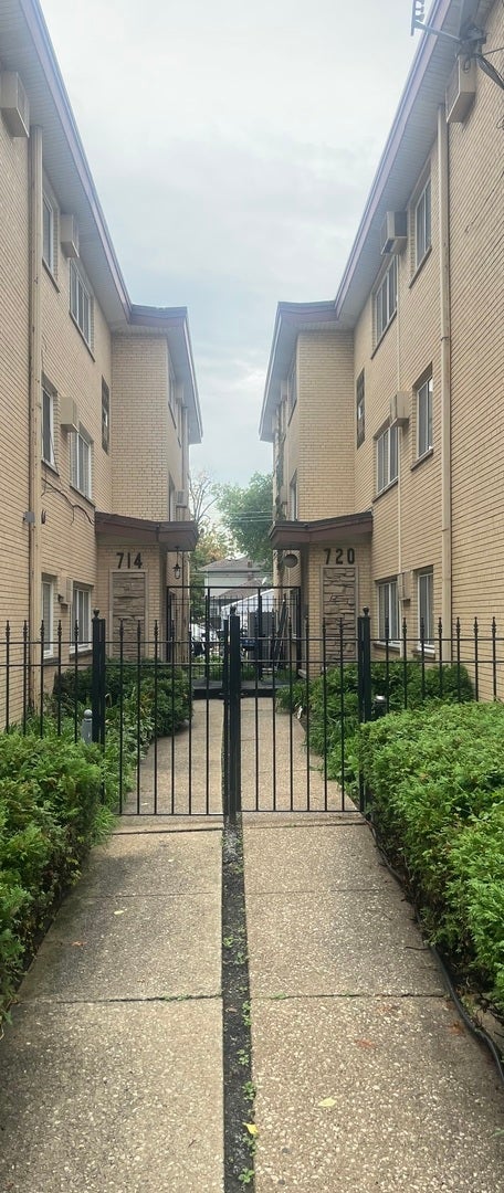 Photo of 720 N Austin Boulevard #2SW, Oak Park, IL 60302 (MLS # 12776285)