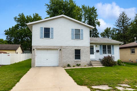 Photo of 822 E Washington Street, Pontiac, IL 61764 (MLS # 12713815)
