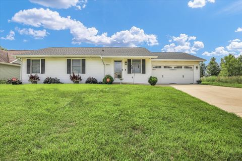 Photo of 1022 N Fox Run, Villa Grove, IL 61956 (MLS # 12431011)