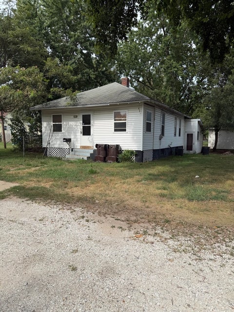 Photo of 717 RAILROAD Street, Beardstown, IL 62618 (MLS # 12738068)