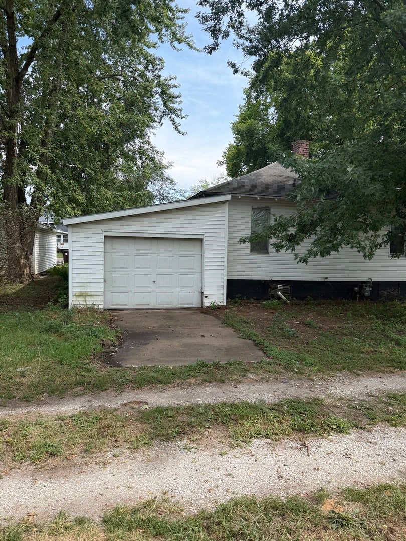 717 RAILROAD Street