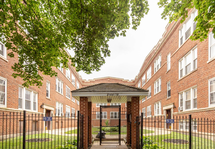 Photo 1 of 11 — 2108 W Birchwood Avenue 2, Chicago, IL 60645