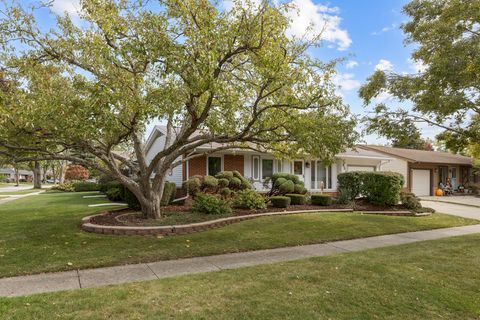 Tiny photo for 851 Crest Avenue, Elk Grove Village, IL 60007 (MLS # 12540705)