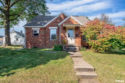 Photo of 1922 N PINE Street, Davenport, IA 52804 (MLS # QC4267814)