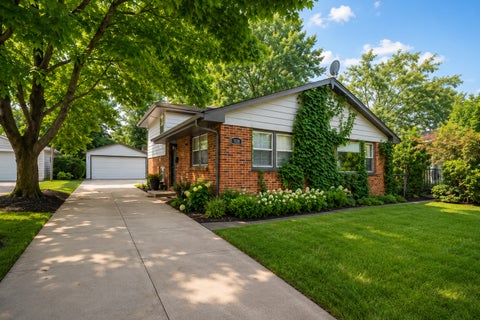 Photo of 421 E COURTLAND Street, Mundelein, IL 60060 (MLS # 12702556)
