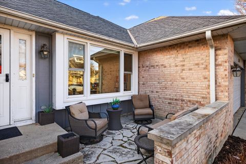 Tiny photo for 2010 N Oak Wood Drive, Arlington Heights, IL 60004 (MLS # 12544871)