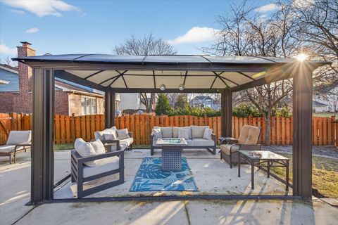 Tiny photo for 2010 N Oak Wood Drive, Arlington Heights, IL 60004 (MLS # 12544871)