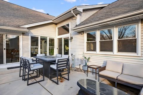 Tiny photo for 2010 N Oak Wood Drive, Arlington Heights, IL 60004 (MLS # 12544871)