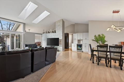 Tiny photo for 2010 N Oak Wood Drive, Arlington Heights, IL 60004 (MLS # 12544871)