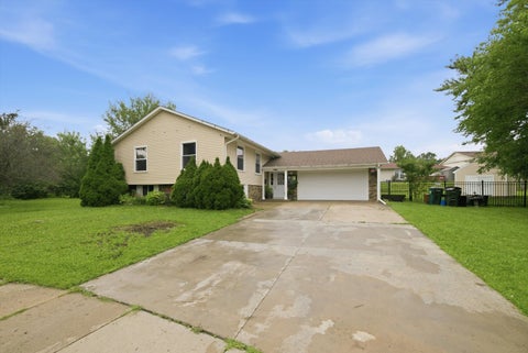 Tiny photo for 1204 Lincoln Court, Streamwood, IL 60107 (MLS # 12733759)