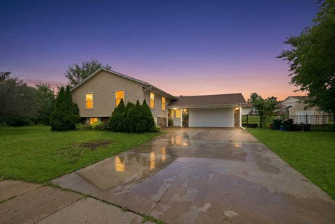 Photo of 1204 Lincoln Court, Streamwood, IL 60107 (MLS # 12733759)